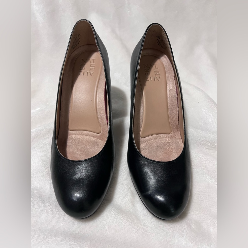Comfortable black Naturalizer office black pumps